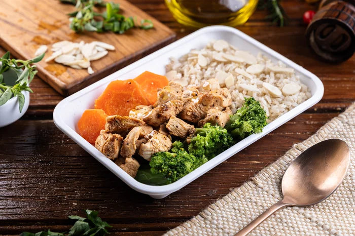 FRANGO EM CUBOS COM ARROZ INTEGRAL DE AMÊNDOAS